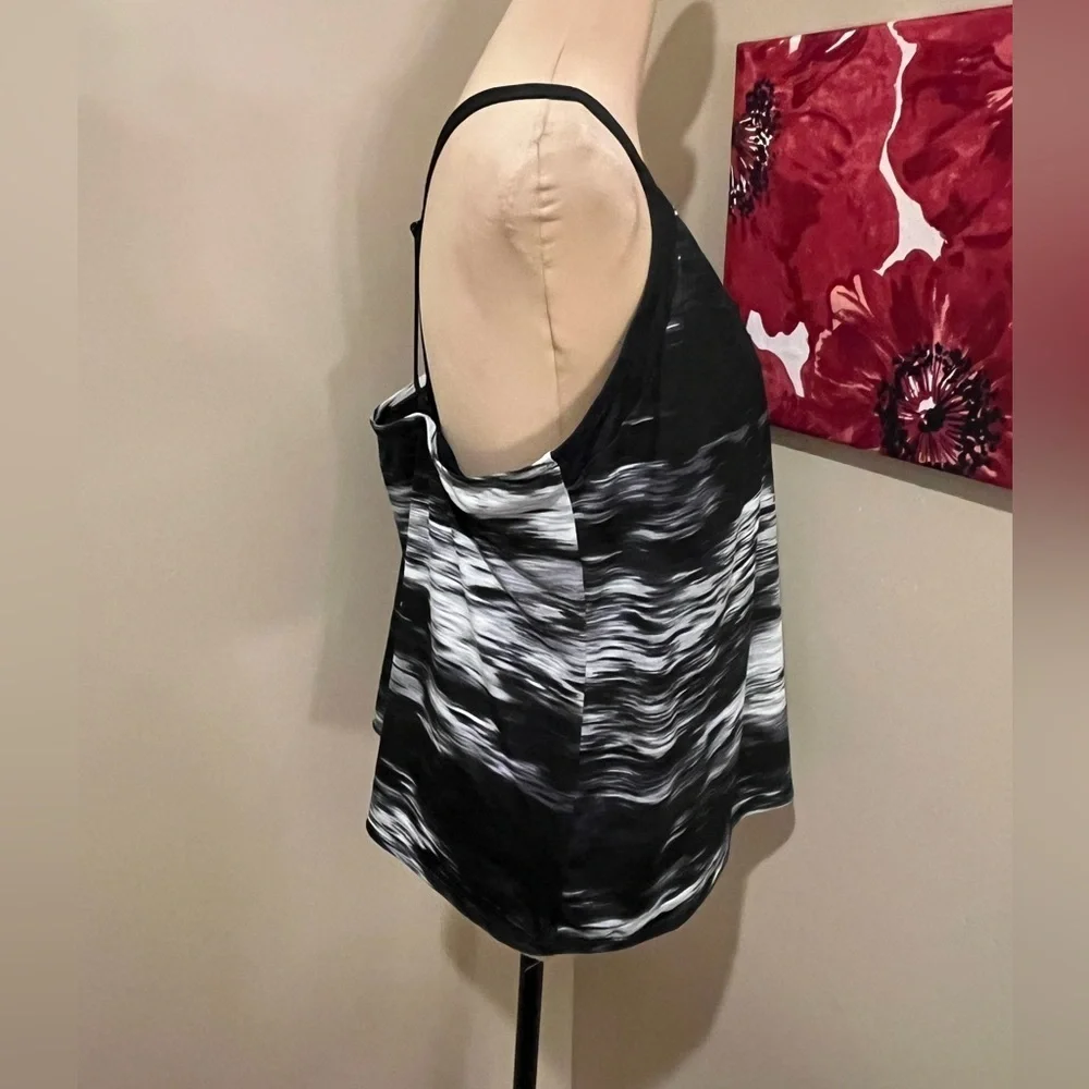 Nike Black and White Sports Top with Built in Bra, size XL